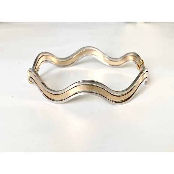 Vintage Avon Wavy Goldtone Silvertone Bangle Bracelet. Two tone. - Picture 6 of 8